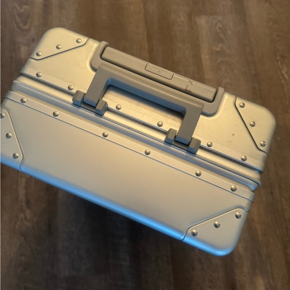 Valentino - Mario Valentino Authentic Aluminum-360’ Spinner Wheel LUGGAGE - Picture 5 of 5